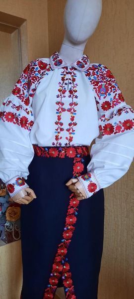 Жіночий вишитий костюм з комірцем &laquo;Червона квітка&raquo; 5086 фото