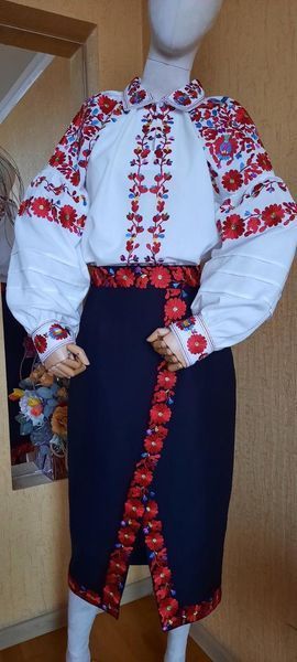 Жіночий вишитий костюм з комірцем &laquo;Червона квітка&raquo; 5086 фото