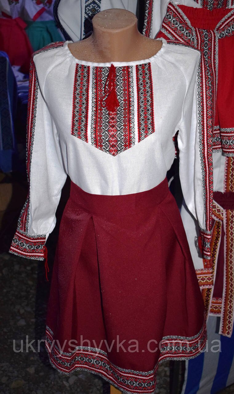 костюм з вишивкою